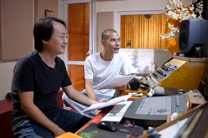 Đạo diễn - NSƯT Trịnh Lâm Tùng (áo trắng) trong phòng dựng phim Trạng Quỳnh nhí: Truyền thuyết Kim Ngưu. Ảnh: NVCC