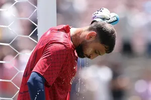 Thủ thành Donaruma (CLB PSG) phải dội nước liên tục để làm mát cơ thể