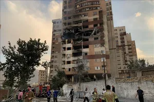 Tòa nhà tại Tehran, Iran bị hư hại sau cuộc tấn công của Israel. Ảnh: AA/TTXVN