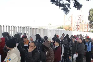 Người di cư tại cửa khẩu ở Tijuana, Mexico. Ảnh: THX/TTXVN