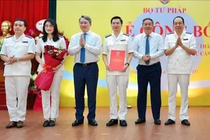 Bộ trưởng Bộ Tư pháp Nguyễn Hải Ninh chúc mừng các đồng chí vừa nhận quyết định bổ nhiệm 