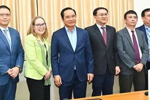 Đồng chí Nguyễn Văn Được (giữa), Chủ tịch UBND TPHCM có buổi làm việc với bà Sarah Kemp (thứ 2 từ trái sang), Phó Chủ tịch phụ trách Quan hệ Chính phủ quốc tế toàn cầu của Tập đoàn Intel. Ảnh : VIỆT DŨNG 