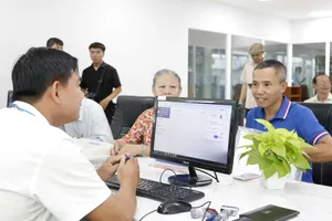 Công chức Trung tâm Phục vụ hành chính công phường Xuân Hòa (TPHCM) giải quyết hồ sơ thủ tục hành chính cho người dân trên cổng dịch vụ công