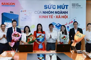 Phó Tổng Biên tập Phụ trách Báo Sài Gòn Giải Phóng Nguyễn Khắc Văn tặng hoa cho các chuyên gia hướng nghiệp giao lưu trực tuyến, sáng 10-7. Ảnh: DŨNG PHƯƠNG