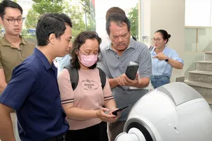 Người dân TPHCM được robot hướng dẫn làm thủ tục hành chính