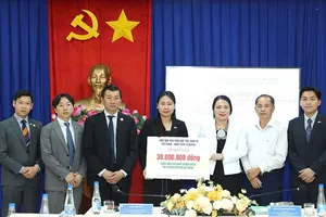 Hiệp hội Xúc tiến Hợp tác kinh tế Việt Nam - Nhật Bản trao tặng quà gia đình chính sách trên địa bàn TPHCM. Ảnh: ĐÔNG SƠN