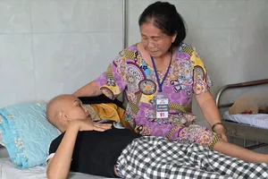 Mẹ mắc ung thư sợ 2 con mồ côi