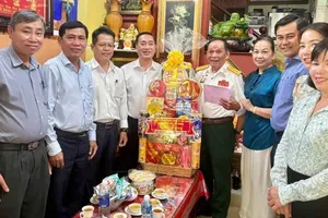 Đồng chí Phạm Thành Kiên thăm, tặng quà các gia đình chính sách tiêu biểu 