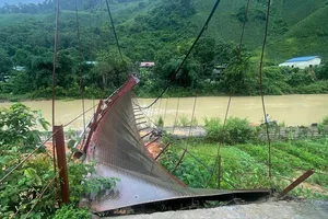 Điện Biên: Cầu treo bị lật, xe chống bão rơi xuống sông