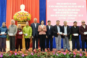 Phó Chủ tịch Quốc hội Nguyễn Thị Thanh thăm, tặng quà gia đình có công tại Lâm Đồng