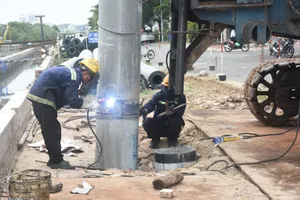 Thi công cọc thép kè bờ, thuộc dự án nạo vét kênh Bến Đình. Ảnh: QUANG VŨ