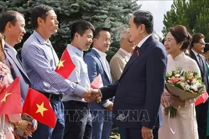 Chủ tịch Quốc hội Trần Thanh Mẫn và Phu nhân gặp gỡ cán bộ, nhân viên Phái đoàn Việt Nam tại Liên hợp quốc và các tổ chức quốc tế tại Geneva, Đại sứ quán và cộng đồng người Việt Nam tại Thụy Sĩ. Ảnh: TTXVN