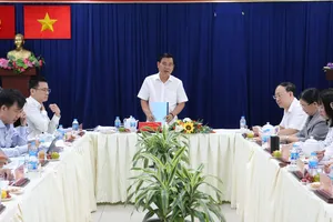 Phó Trưởng Ban Tổ chức Thành ủy TPHCM Nguyễn Văn Minh trao đổi tại buổi làm việc