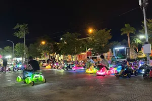 Dịch vụ cho thuê xe điện mini xuất hiện ở hầu hết các công viên Đà Nẵng. Ảnh: PHẠM NGA