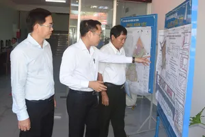 Lãnh đạo phường Tam Thắng giới thiệu các khu vực được miễn giấy phép xây dựng. Ảnh: QUANG VŨ