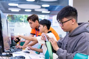 Cán bộ tuyển sinh Trường ĐH Công nghệ TPHCM hướng dẫn thí sinh nộp lệ phí xét tuyển trên Hệ thống tuyển sinh của Bộ GD-ĐT. Ảnh: THANH HÙNG