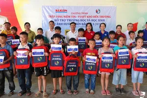 Báo Sài Gòn Giải Phóng thắp sáng niềm tin cho học sinh vùng lũ Nghệ An