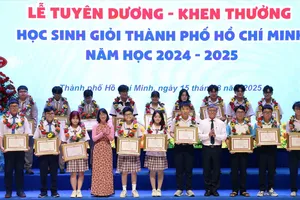 Phó Chủ tịch UBND TPHCM Trần Thị Diệu Thúy và Giám đốc Sở GD-ĐT TPHCM Nguyễn Văn Hiếu tặng bằng khen cho học sinh có thành tích xuất sắc trong năm học 2024-2025