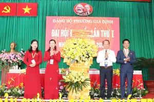 Đồng chí Võ Văn Dũng tặng hoa của Thành ủy - HĐND - UBND - Ủy ban MTTQ Việt Nam TPHCM chúc mừng đại hội