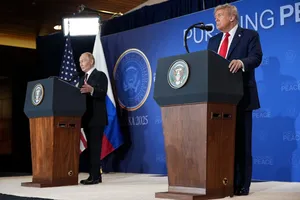 Tổng thống Nga Vladimir Putin và Tổng thống Mỹ Donald Trump họp báo sau Hội nghị thượng đỉnh ngày 15-8 ở Alaska. Ảnh: CNN/Getty Images
