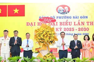 Đồng chí Nguyễn Văn Được và đồng chí Phạm Thành Kiên tặng hoa chúc mừng đại hội. Ảnh: VIỆT DŨNG