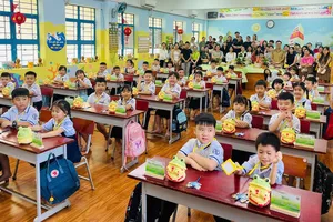 TPHCM: Học sinh lớp 1, 9 và 12 nô nức tựu trường 