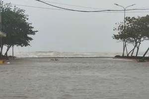 Khu vực ven biển Bắc miền Trung đang chịu ảnh hưởng mạnh mẽ của bão số 5 với mưa to, gió lớn, sóng cao...