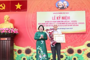 23 đảng viên phường Phú Thạnh nhận Huy hiệu Đảng đợt 2-9