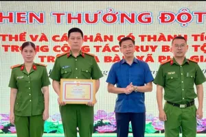 Lãnh đạo UBND xã Phú Giáo trao khen thưởng 