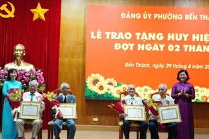 Phường Bến Thành (TPHCM) tri ân và trao Huy hiệu Đảng đến các đảng viên cao tuổi Đảng