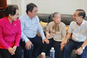 Lãnh đạo TPHCM thăm Mẹ Việt Nam Anh hùng, cán bộ lão thành cách mạng 