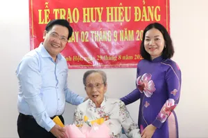 Đồng chí Trương Thị Bích Hạnh trao Huy hiệu 80 năm tuổi Đảng đến đồng chí Lê Thị Nhàn