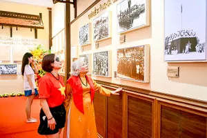 Du khách tham quan di tích 48 Hàng Ngang, phường Hoàn Kiếm, TP Hà Nội. Ảnh: GIA KHÁNH