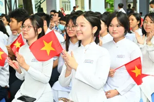Học sinh Trường THPT Trần Phú, phường Phú Thọ Hoà, TPHCM háo hức chào năm học mới. Ảnh: VIỆT DŨNG