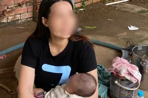 Đồng Nai: Giải cứu người phụ nữ có biểu hiện tâm thần bế con đi lang thang