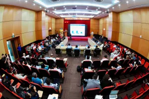 Ban Tổ chức cùng các đại biểu dự hội thảo sáng 9-9. Ảnh: HOÀNG HÙNG