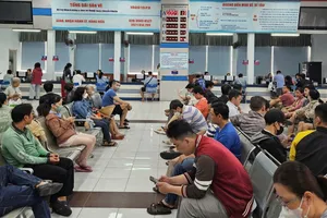 Người dân chờ mua vé tàu dịp Tết Ất tỵ 2025