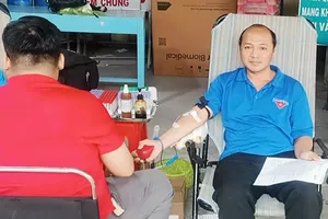 Anh Văn Thái Trọng trong một lần hiến máu tại địa phương. Ảnh: TRỌNG TRUNG 