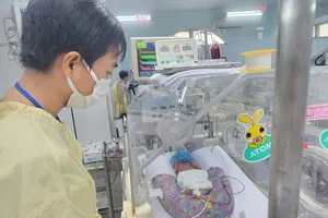 Anh Nguyễn Văn Miến vào thăm con - bé sơ sinh bị thủng dạ dày, được chuyển sang Bệnh viện Nhi đồng 2 phẫu thuật và điều trị hồi sức