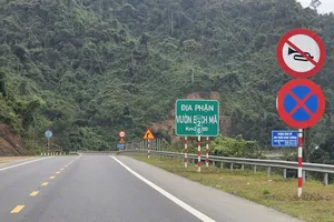 Biện pháp trước mắt là cắm biển cấm còi hơi khi ô tô đi qua VQG Bạch Mã. Ảnh: MINH PHONG