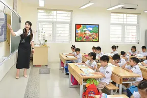 Cô và trò lớp 1 Trường Tiểu học Phương Mai, quận Đống Đa, Hà Nội trong một giờ trên lớp. Ảnh: QUANG PHÚC