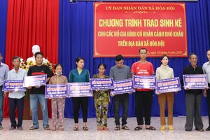 Trao gà giống cho các hộ gia đình có hoàn cảnh khó khăn
