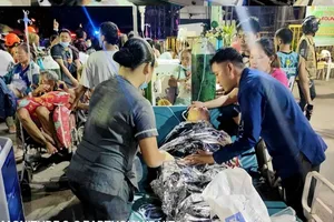 Các nạn nhân động đất được đưa đến bệnh viện địa phương. Ảnh: ROMEO MARANTAL