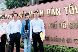 Gia đình nạn nhân cùng luật sư làm việc với Cơ quan điều tra VKSND tối cao. Ảnh: GĐCC