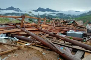 Giông lốc mạnh thổi bay mái tôn, người đi đường thoát nạn trong gang tấc