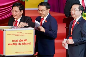 Đại biểu dự Đại hội Đảng bộ TPHCM lần thứ I ủng hộ đồng bào khắc phục hậu quả bão lũ