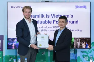 Ông Nguyễn Quang Trí, Giám đốc điều hành Marketing Vinamilk, nhận chứng nhận Top 100 thương hiệu giá trị nhất Việt Nam từ đại diện Brand Finance. Ảnh: NGUYỄN HOÀNG
