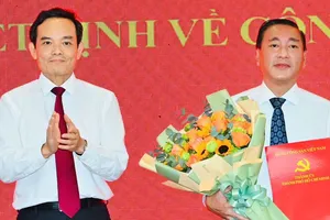 Bí thư Thành ủy TPHCM Trần Lưu Quang trao quyết định cho đồng chí Phạm Thành Kiên. Ảnh: VIỆT DŨNG