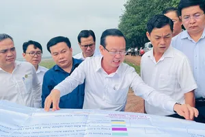 Phó Chủ tịch UBND TPHCM Bùi Minh Thạnh đã đi kiểm tra, khảo sát công tác thu hồi đất để thực hiện giải phóng mặt bằng Dự án đường Vành đai 4 TPHCM, đoạn qua địa bàn phường Bình Cơ.