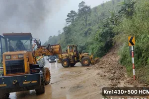 Trình duyệt của bạn không hỗ trợ hiển thị video.Lực lượng chức năng tiến hành khắc phục sạt lở tại đèo Lò Xo (tỉnh Quảng Ngãi)